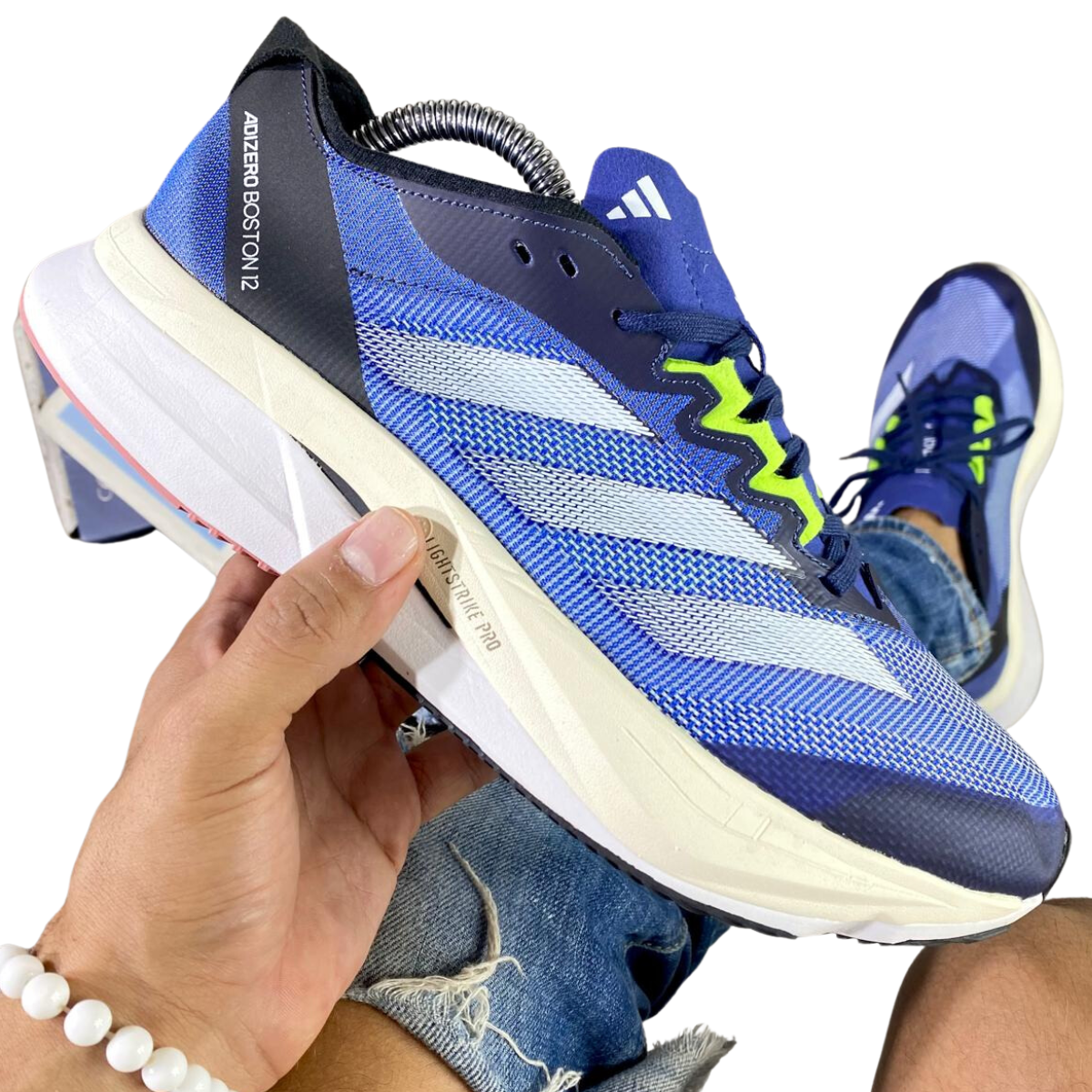 ADIDAS ADIZERO BOSTON 12 LIGHTSTRIKE PRO HOMBRE: Tu Compañero Perfecto para Correr Si buscas unas zapatillas de running que mejoren tu velocidad y rendimiento en largas distancias, los ADIDAS ADIZERO BOSTON 12 LIGHTSTRIKE PRO HOMBRE son exactamente lo que necesitas. En Onlineshoppingcenterg, te ofrecemos la versión más reciente de esta línea que ha conquistado a corredores de todo el mundo.  ¿Por qué elegir los ADIDAS ADIZERO BOSTON 12 LIGHTSTRIKE PRO HOMBRE? El modelo Adidas Adizero Boston 12 Hombre está diseñado con la tecnología más avanzada de Adidas para ayudar a los corredores a alcanzar su máximo rendimiento. Estas zapatillas combinan velocidad, ligereza y una excelente amortiguación, lo que las hace ideales tanto para entrenamientos como para competencias.  Características de los ADIDAS ADIZERO BOSTON 12 Amortiguación Lightstrike Pro: Este sistema proporciona una sensación de ligereza sin comprometer la comodidad, ofreciendo un retorno de energía superior en cada paso. Placa de Carbono EnergyRODS: La placa de carbono integrada mejora la estabilidad y la eficiencia, ayudándote a mantener un ritmo constante en distancias largas. Suela Continental: Asegura un agarre superior en diferentes superficies, incluso en condiciones húmedas, lo que te dará la confianza que necesitas en cada carrera. Materiales reciclados: Siguiendo el compromiso de Adidas con la sostenibilidad, el Adizero Boston 12 está fabricado en parte con materiales reciclados, haciendo que tus carreras también sean respetuosas con el medio ambiente. Comparativa con versiones anteriores ADIDAS ADIZERO BOSTON 12 vs. ADIDAS BOSTON 11 Aunque el Adidas Boston 11 ya era un modelo popular por su ligereza y rendimiento, el Adidas Adizero Boston 12 Hombre eleva aún más la experiencia de correr. La nueva versión cuenta con mejoras en la amortiguación Lightstrike Pro, proporcionando un mayor retorno de energía, y una suela rediseñada para una mejor tracción.